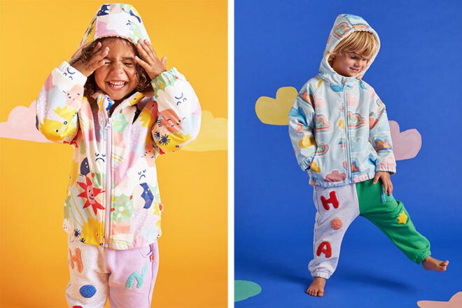 Manteaux Halcyon Nights portés par deux enfants montrant la taille et le style des imperméables pour enfants