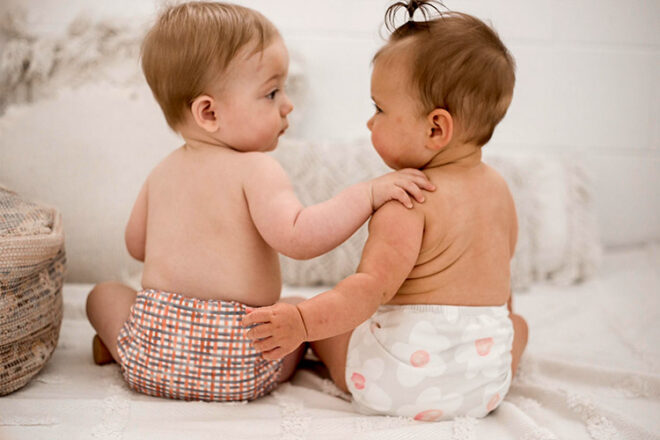 Deux bébés portant des couches lavables My Little Gumnut Modern montrant deux motifs neutres