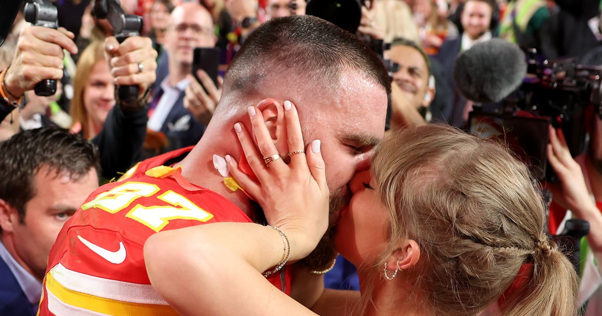 Taylor Swift embrasse Travis Kelce lors de la tournée Eras à Singapour