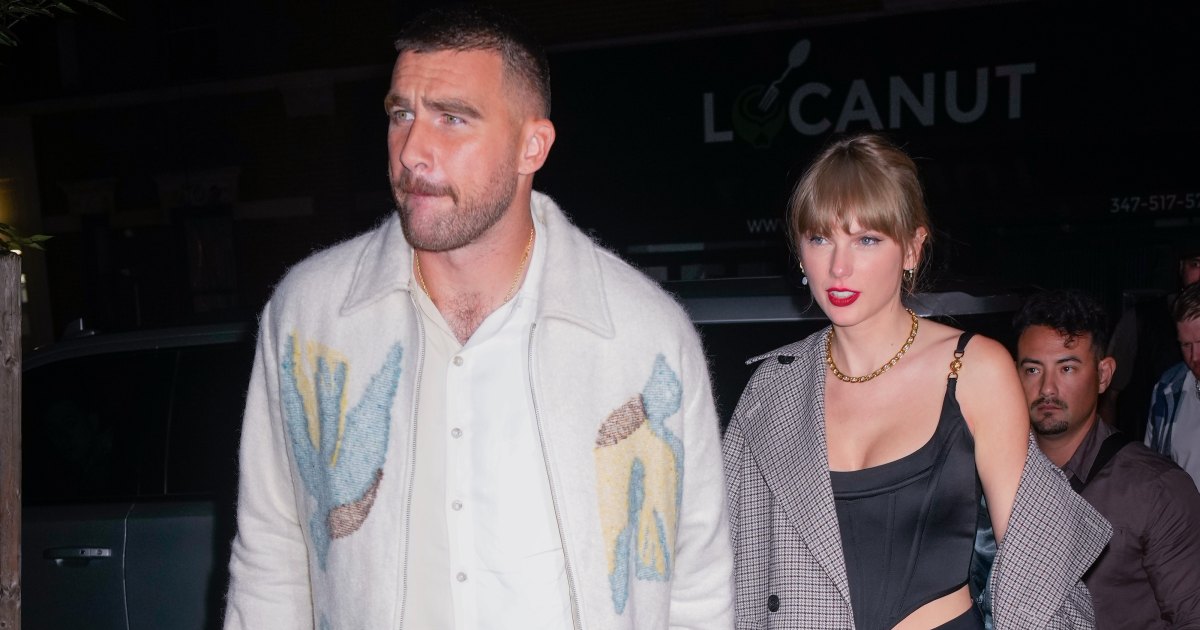 Taylor Swift et Travis Kelce se tiennent la main lors d'un rendez-vous à Singapour