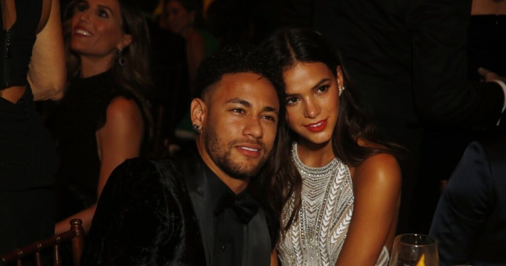 Bon sang ! Bruna Marquezine était "incrédule" lorsqu'elle a vu Neymar et a été ignorée par son ex à la fête d'Anitta, selon le journal