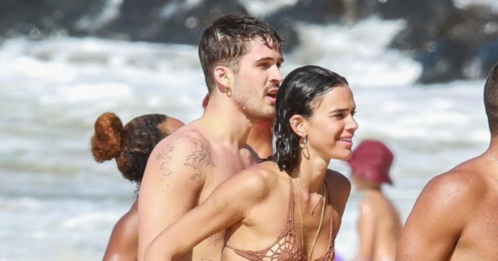 Bruna Marquezine et João Guilherme : est-ce une relation amoureuse ou une amitié ? L'actrice aurait fait l'éloge de la performance privée de l'acteur auprès de ses amis, selon le chroniqueur