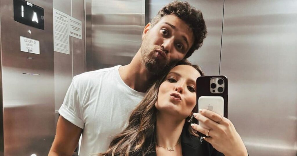 Chat Maromba ! Larissa Manoela pose en photo avec André Luiz Frambach et ses abdos en pack de six volent la vedette : "Avec tout le respect que je vous dois..."