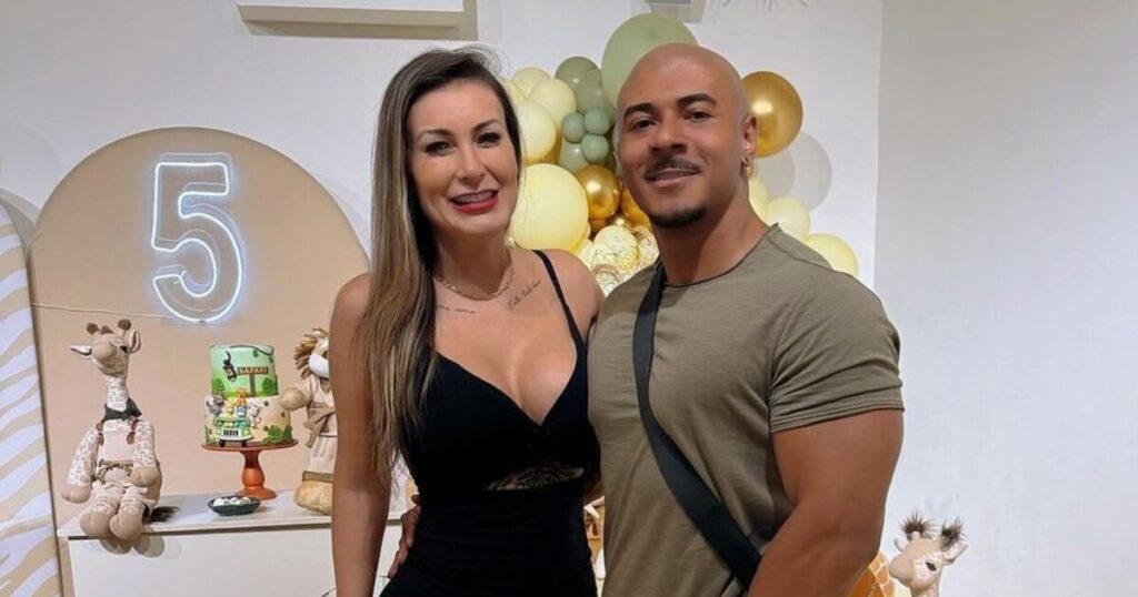 Deux semaines après s'être fait enlever des côtes, Andressa Urach subit une nouvelle intervention esthétique avec son petit ami. Regarder!