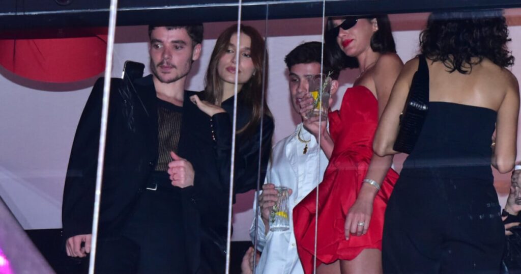Ensemble (encore !), Bruna Marquezine et João Guilherme regardent l'événement de créateurs aux côtés de Sasha Meneghel et de son mari.  Photos!