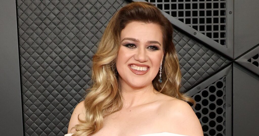 Kelly Clarkson dit qu'elle "aime vraiment ne pas avoir d'homme"