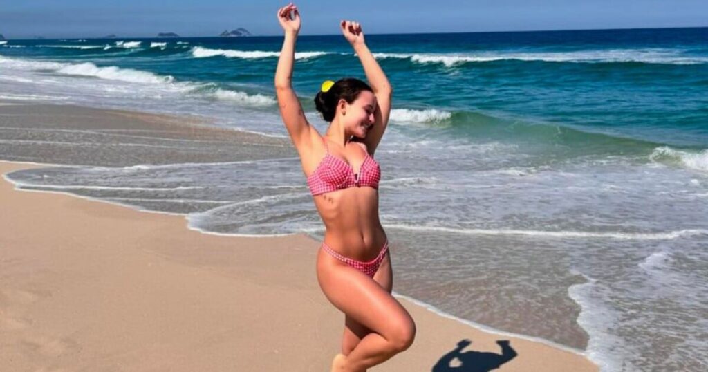 Larissa Manoela exhibe son ventre tonique dans un bikini décolleté et reçoit les éloges épicés d'André Luiz Frambach : "Trop chaud"