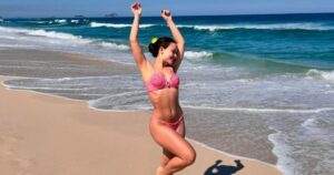 Larissa Manoela exhibe son ventre tonique dans un bikini décolleté et reçoit les éloges épicés d'André Luiz Frambach : "Trop chaud"