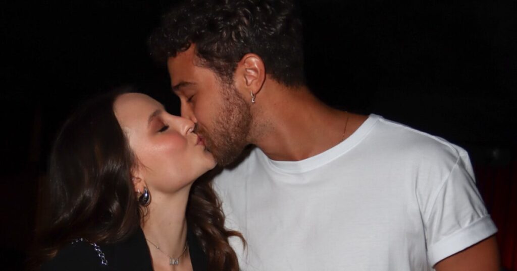 Larissa Manoela "vole" le blazer de son mari, André Luiz Frambach, dans un look avec une robe courte.  Voir les photos !