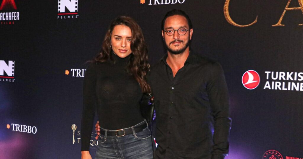 Méchant de "Família é Tudo", Rafa Kalimann mise sur la transparence et "combine" son look avec son petit ami Allan Souza Lima, à l'avant-première du film