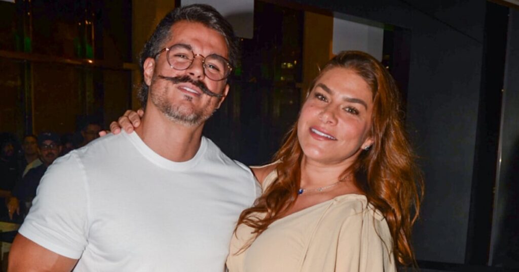 Priscila Fantin, Serena du feuilleton "Alma Gêmea", accompagne son mari au lancement du film et le look mode de Bruno Lopes vole la vedette