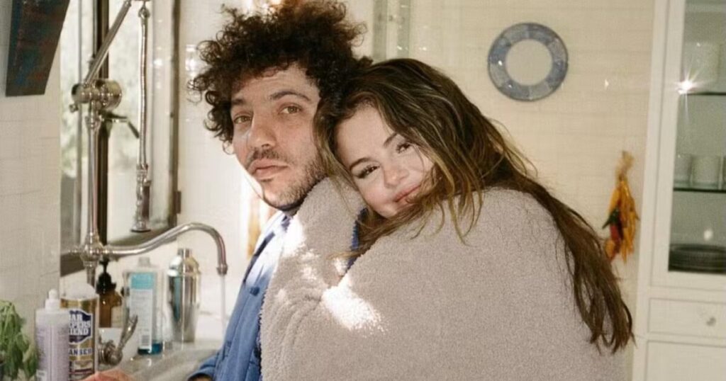 Qualifié de "moche" par les fans de Selena Gomez, le petit ami de la chanteuse regrette les attaques sur son apparence : "Faire la charité avec moi"