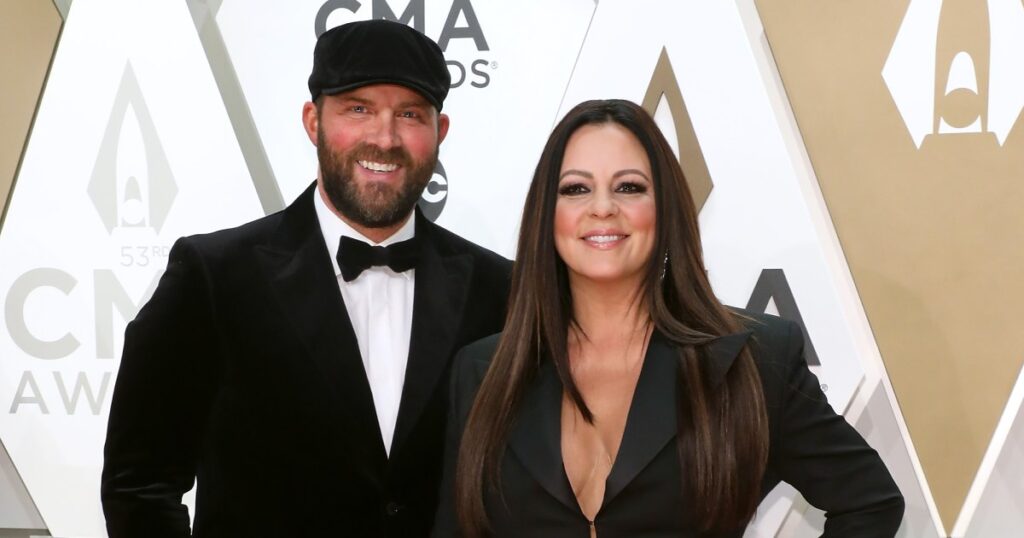 Sara Evans pense que son mari Jay Barker a « changé » après son arrestation