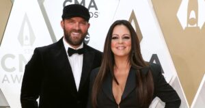 Sara Evans pense que son mari Jay Barker a « changé » après son arrestation