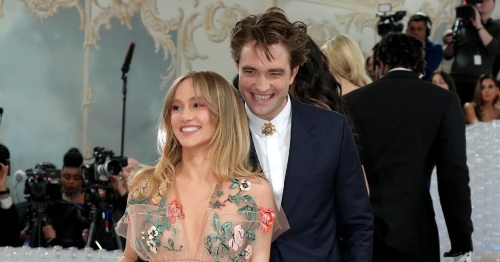 Suki Waterhouse et Robert Pattinson « Over the Moon » à propos de bébé