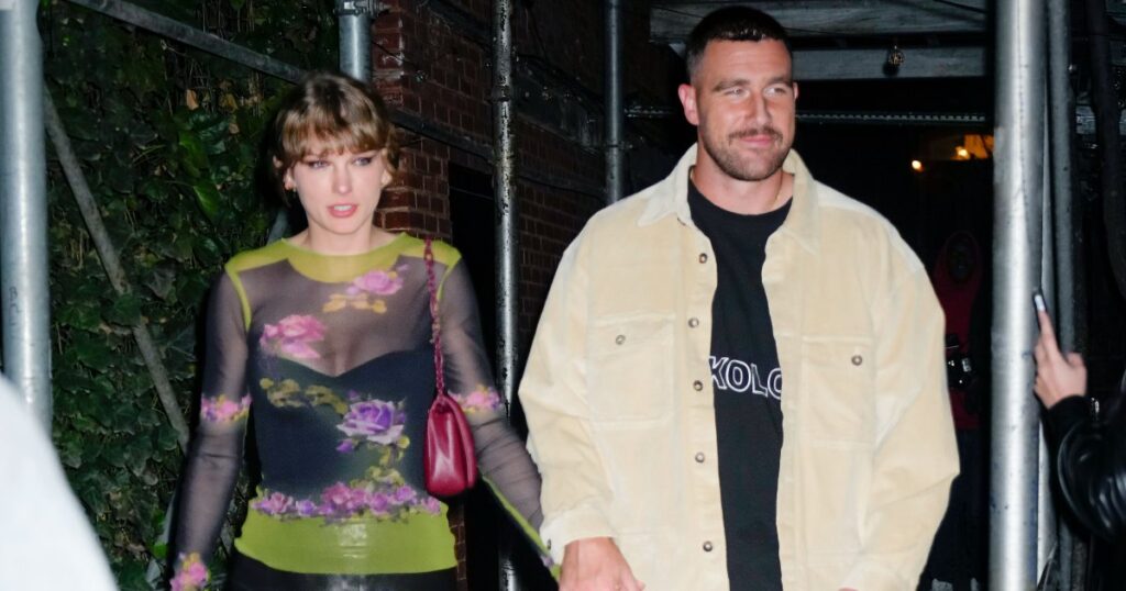 Taylor Swift danse avec Travis Kelce à Coachella 2024