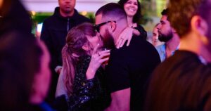 Taylor Swift et Travis Kelce regardent l'ensemble James Kennedy Coachella