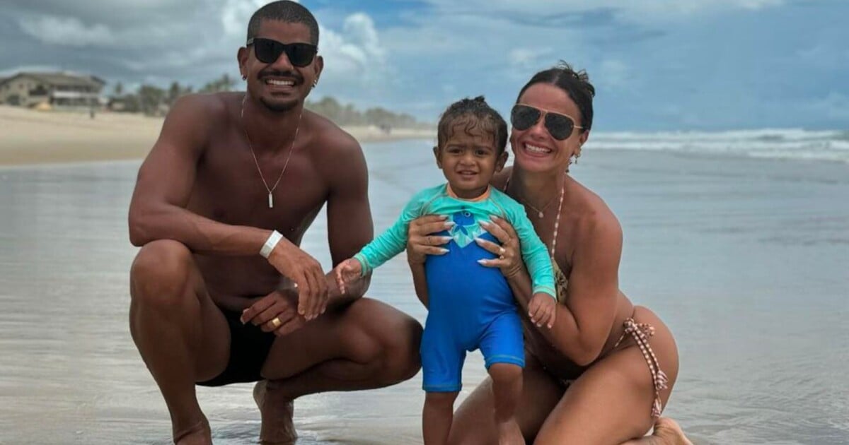 Viviane Araujo combine un bikini et un short sur une photo avec son fils et son mari et ce détail inhabituel suscite la polémique : "Est-ce que Vivi le soutient ?"