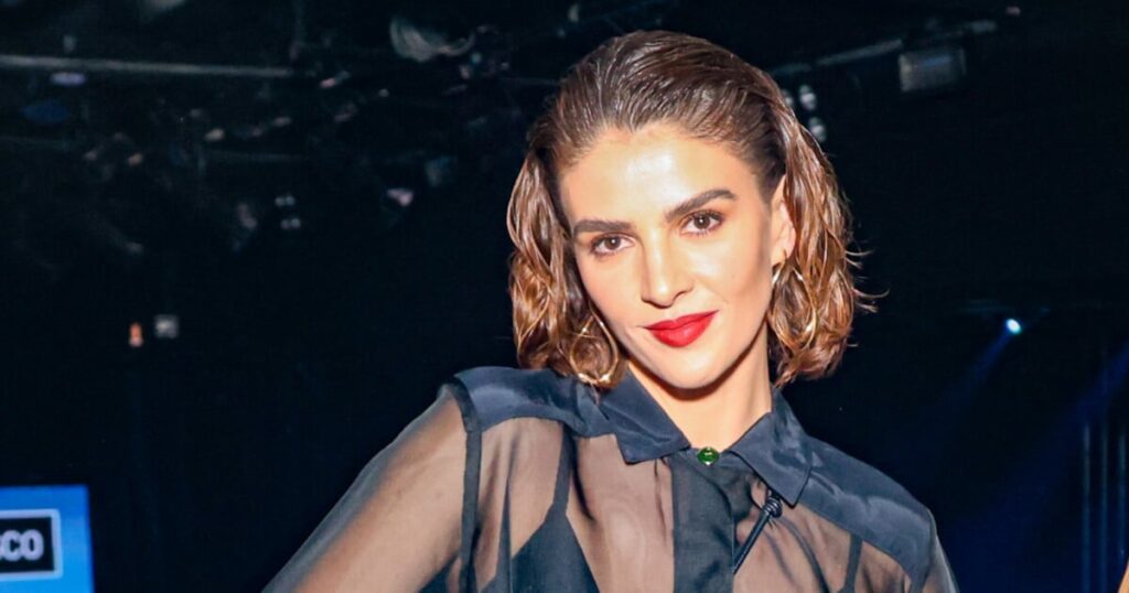Chemisier transparent, soutien-gorge apparent et jean : le look mode de Monica Benini, l'épouse de Junior Lima, pour l'enregistrement de son mari