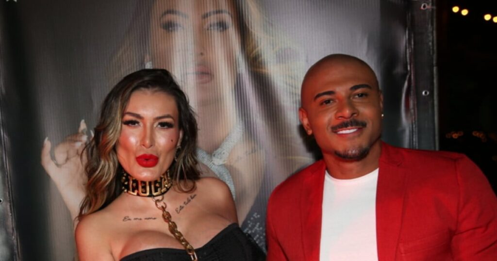 Fesses exposées, collier avec le nom de son petit ami et méga transparence : Andressa Urach ose un look pour lancer 'Playboy'
