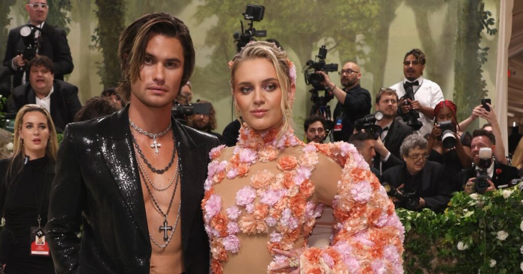 Kelsea Ballerini et Chase Stokes font leurs débuts au gala du Met : photos