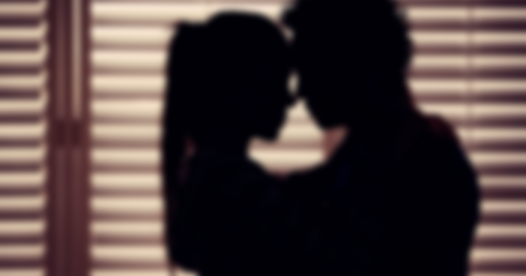N'est-ce pas cher combiné ? Le présentateur aurait conclu un "pacte" avec sa femme et être surpris en relation intime avec une actrice célèbre aurait pu être consensuel