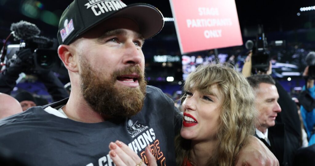 Taylor Swift en minijupe et talons avec Travis à Las Vegas
