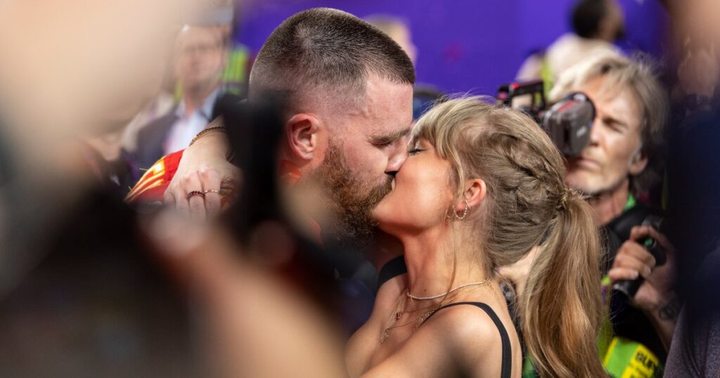Taylor Swift et Travis Kelce s'embrassent lors d'une promenade en bateau en Italie