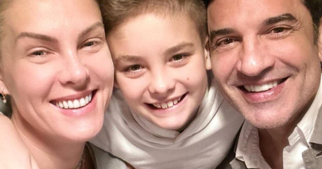 Ana Hickmann et Edu Guedes lors de leur première fête de juin en couple associent un look à carreaux avec le fils du présentateur
