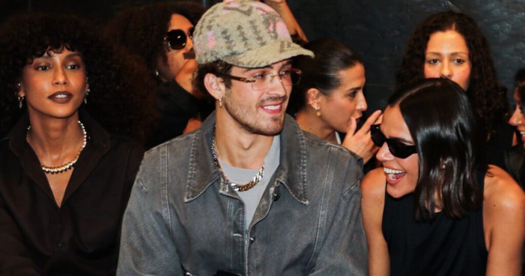 Assumé?! Bruna Marquezine et João Guilherme ont assisté ensemble au lancement de la marque Sasha à São Paulo. Photos!