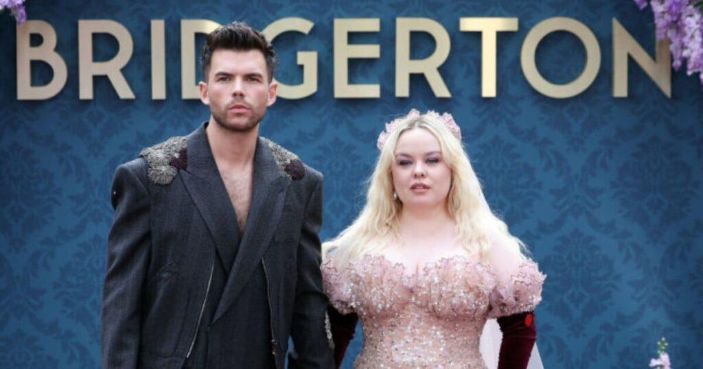 Et Pénélope ?  Après la fin de la 3ème saison de « Bridgerton », Luke Newton est vu avec une prétendue petite amie et surprend les fans : « Marketing ?