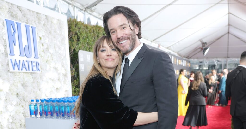Kaley Cuoco essaie de faire de Tom Pelphrey un acteur de premier plan