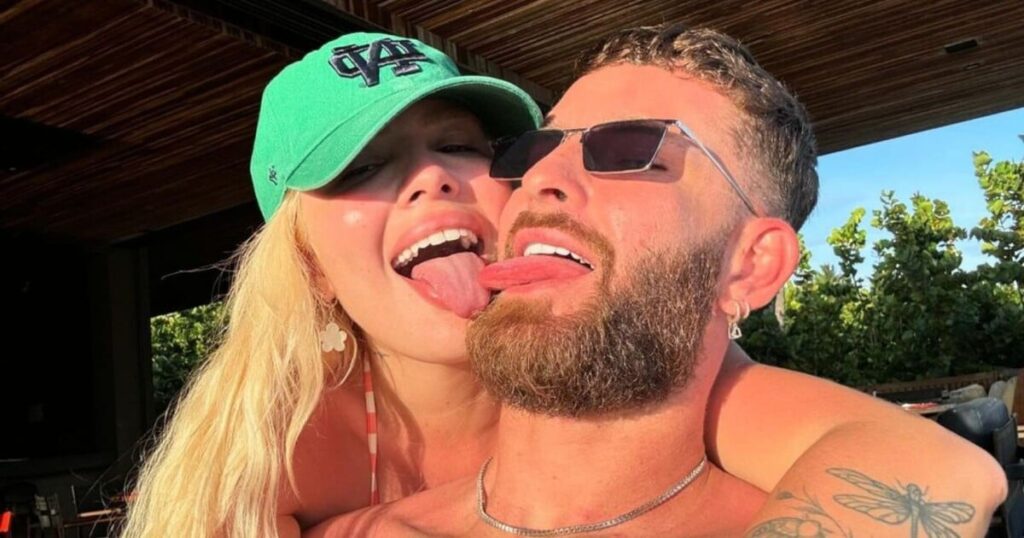 Karoline Lima met en valeur ses fesses GG dans un bikini string dans une déclaration d'amour à Léo Pereira et le détail vole la vedette : "Gagné"