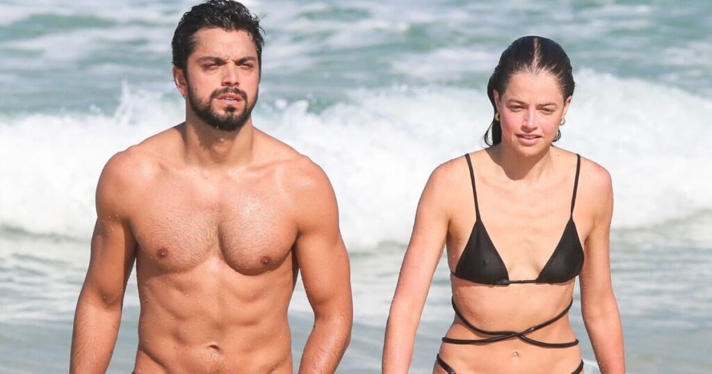 Rodrigo Simas et Agatha Moreira surpris sur la plage avec un baiser torride, un bikini différent et le look presque nu de l'acteur alors qu'il baisse son short à l'extrême. Photos!