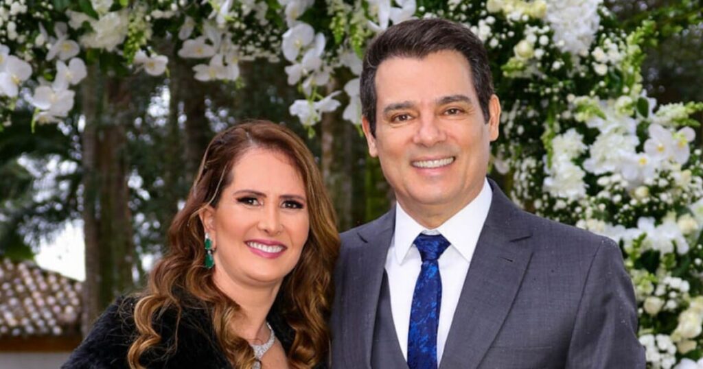En mariage, Celso Portiolli fait une rare apparition avec sa femme, Suzana Marchi ; la relation a commencé avec des « fausses nouvelles » et des menaces