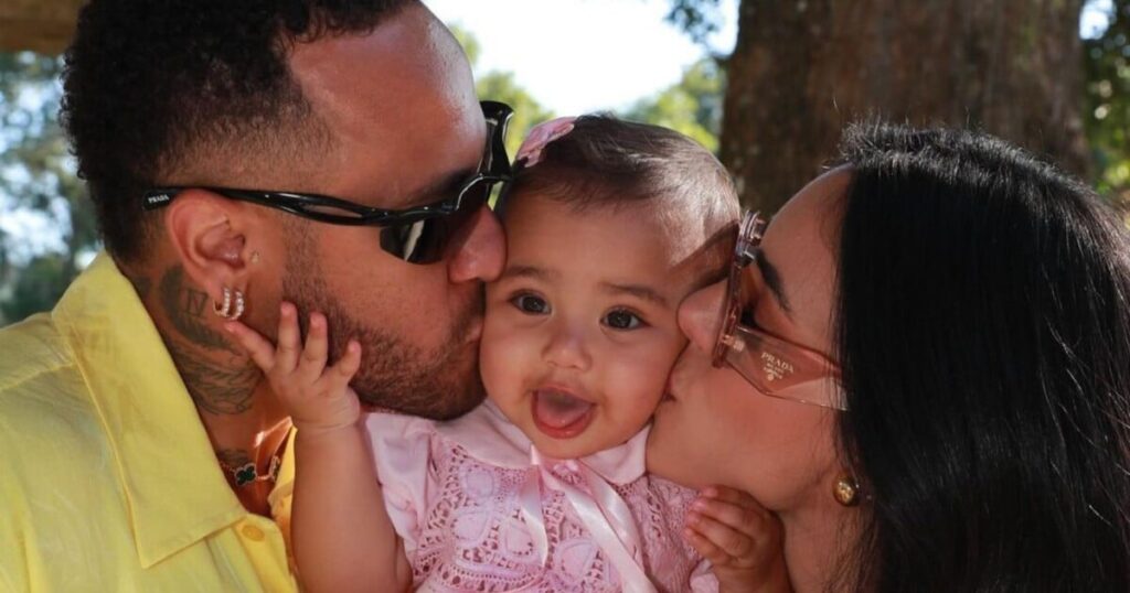 Famille heureuse! Neymar profite de la piscine avec Bruna Biancardi et Mavie après des accusations de tricherie lors de la naissance de sa troisième fille