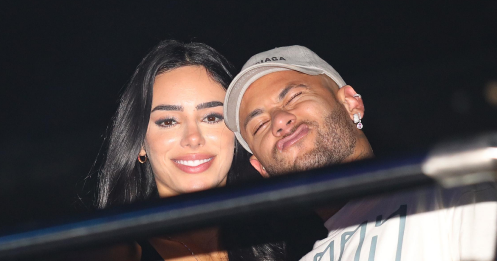 Ils sont vraiment revenus : Neymar et Bruna Biancardi confirment leur réconciliation par des baisers lors d'un show. Voir les photos !