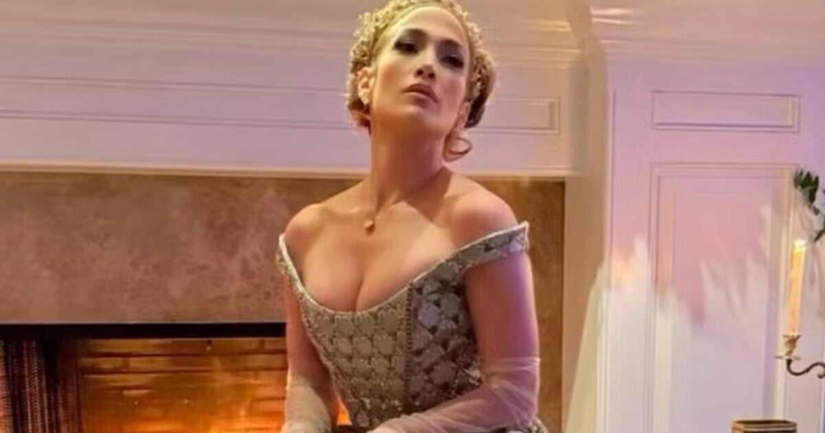 Même J-Lo adore « Bridgerton » !  Le chanteur fête ses 55 ans avec une fête luxueuse - sans Ben Affleck - et inspirée par la série Netflix