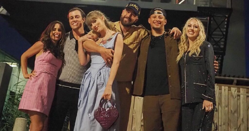 Travis Kelce et Taylor Swift vus en photo avec Patrick et Brittany