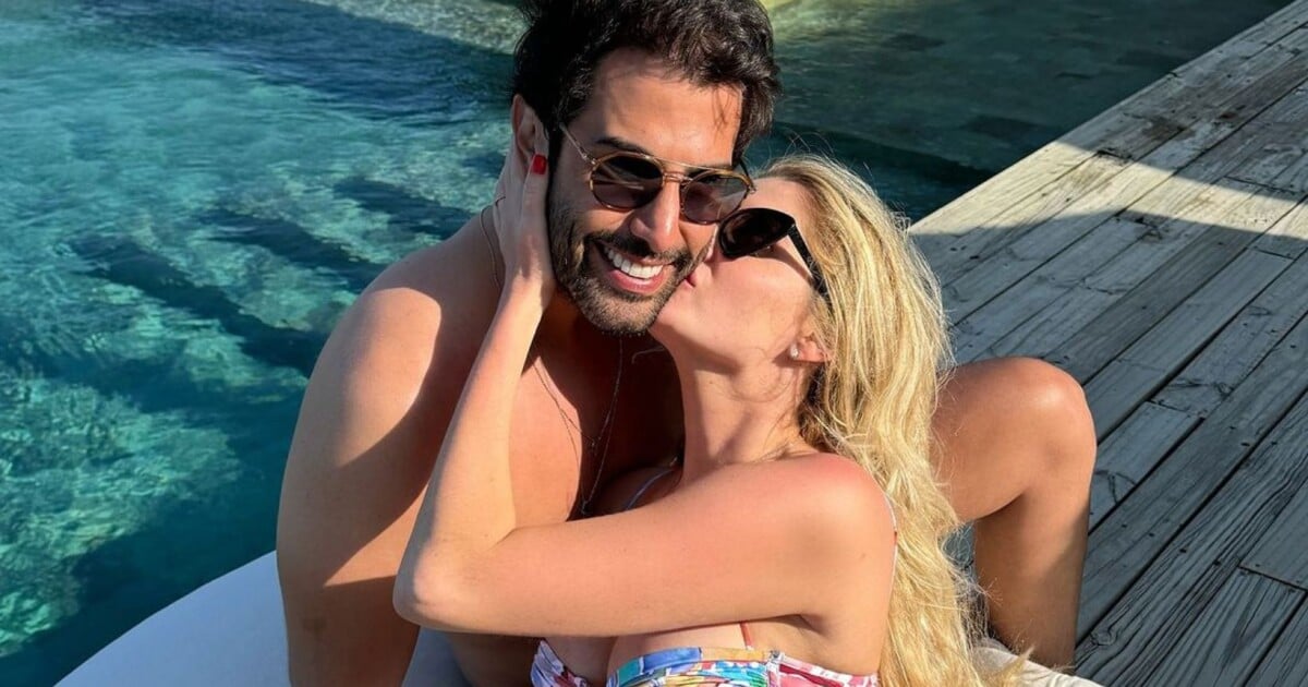 Adieu l'affaissement ! Bárbara Evans, en bikini, embrasse beaucoup son mari et montre son ventre plat après une chirurgie plastique : « Xerox de sa mère »