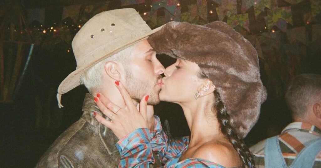 Cela a mis du temps, mais c'est arrivé ! Bruna Marquezine poste sa première photo embrassant João Guilherme et prouve qu'il est impossible de ne pas embarquer le grand couple