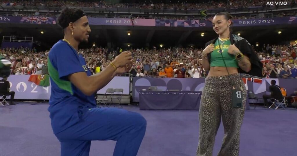Pas de chance au jeu et chance en amour ! Après avoir perdu au triple saut, Almir Junior propose à sa petite amie sur la piste et excite la toile : "C'était l'or !"