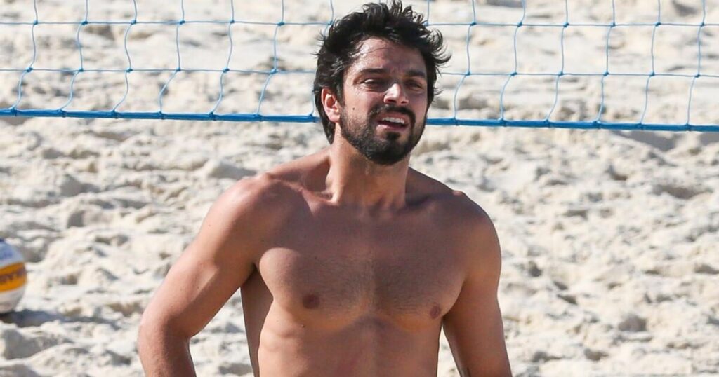 Rodrigo Simas montre son corps tonique lors d'une journée à la plage avec Agatha Moreira et révèle un entrejambe lisse sur les photos. Regarder!