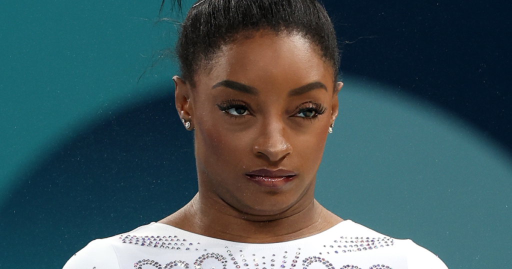 Simone Biles se met en colère et répond aux critiques après que son mari ait pris des photos avec sa médaille d'or autour du cou : « Misérable »