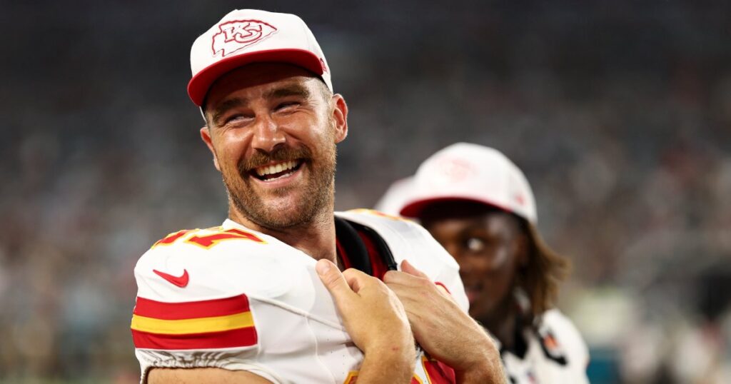 Taylor Swift a « obligé » Travis Kelce à « lui laisser pousser les cheveux »