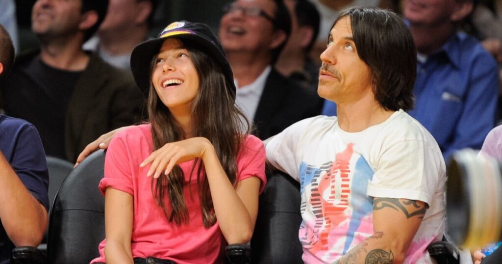 Un de plus pour l'équipe de DiCaprio ? Les internautes sauvent la romance d'Anthony Kiedis, des Red Hot Chilli Peppers, avec un mannequin de 31 ans sa cadette : "Un enfant"