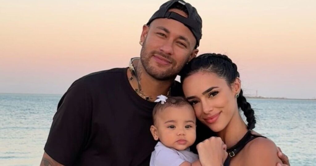Bonne famille ! Neymar et Bruna Biancardi posent dans la piscine lors d'un voyage à Dubaï et le joli maillot de bain de Mavie vole la vedette. Des photos !