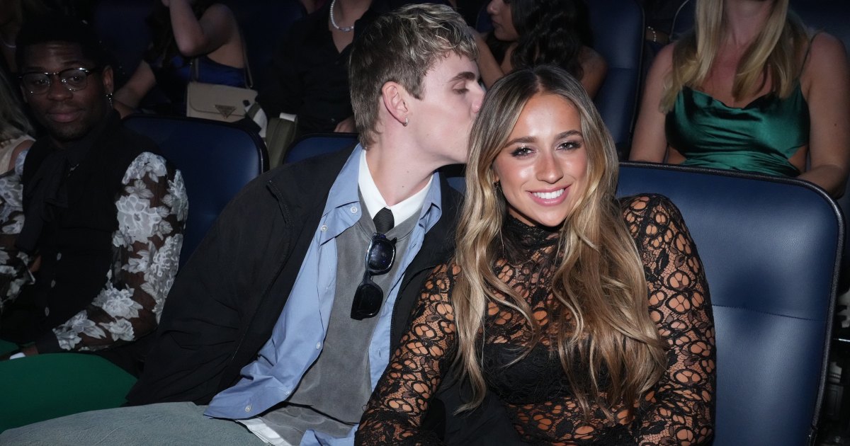 Kid Laroi et Tate McRae « sont tellement amoureux » après avoir confirmé leur relation