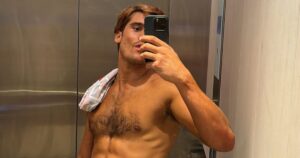 Sabrina du ciel ! Nicolas Prattes montre un corps tonique sur une photo torse nu et une légende à double sens devient une plaisanterie : "Je suis accro à..."