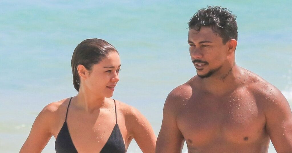 Sophie Charlotte porte un bikini noir taille basse lors d'une journée à la plage avec Xamã et se fait serrer dans ses bras dans la mer. Des photos !